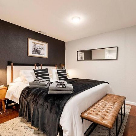Adorable 2-Bedroom Modern Basement DEN Exteriér fotografie
