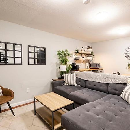 Adorable 2-Bedroom Modern Basement DEN Exteriér fotografie
