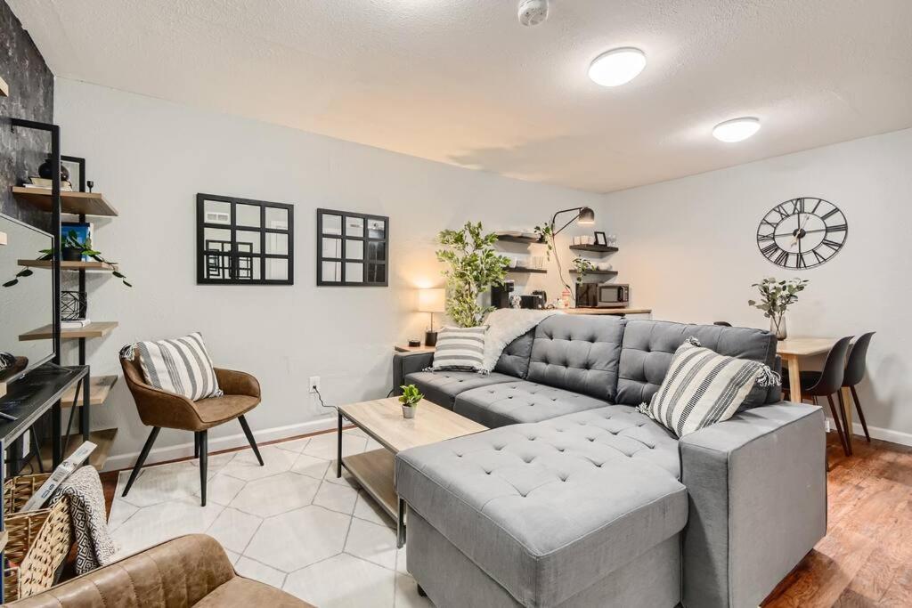 Adorable 2-Bedroom Modern Basement DEN Exteriér fotografie