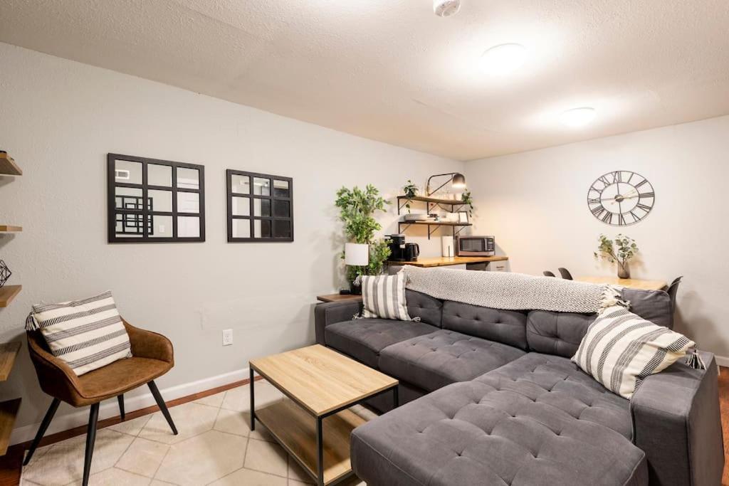 Adorable 2-Bedroom Modern Basement DEN Exteriér fotografie