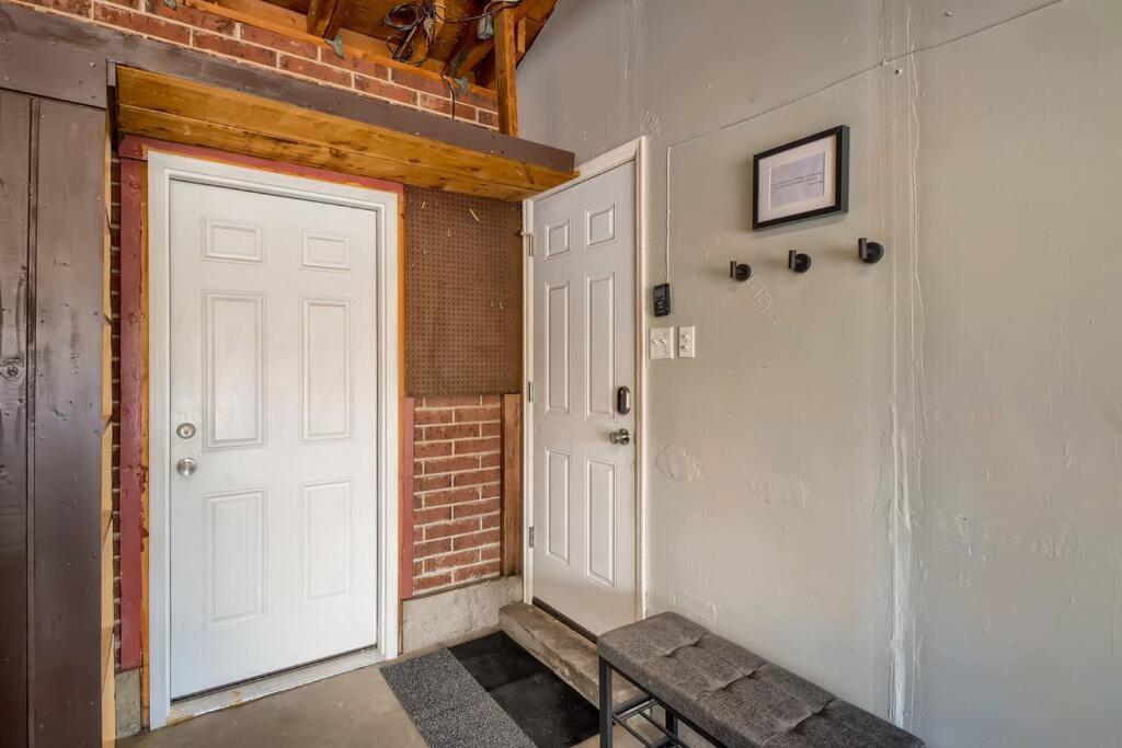 Adorable 2-Bedroom Modern Basement DEN Exteriér fotografie