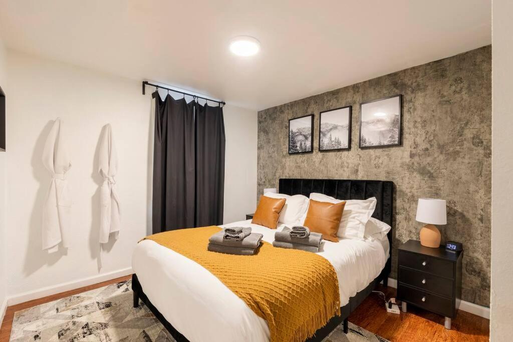 Adorable 2-Bedroom Modern Basement DEN Exteriér fotografie