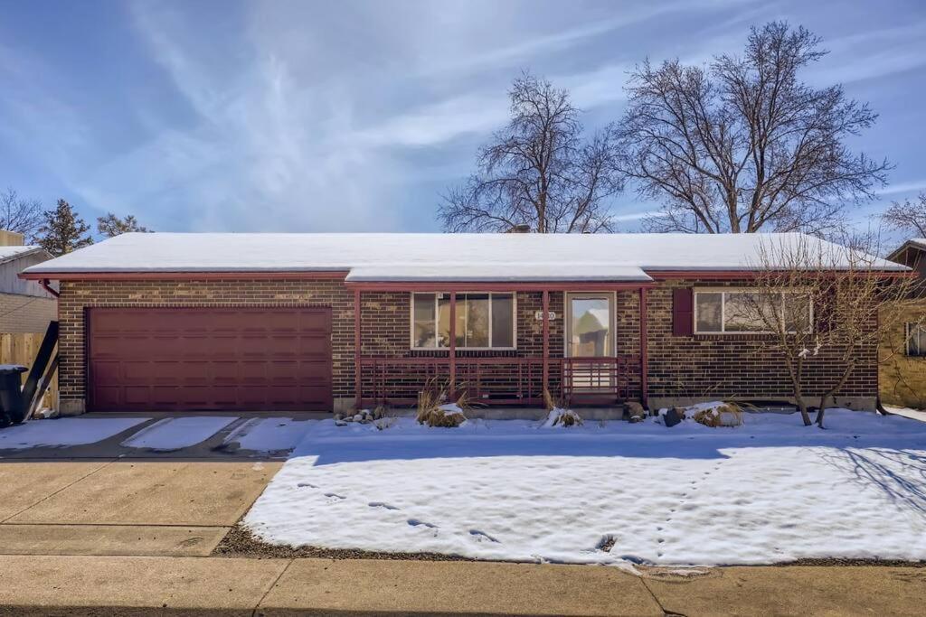 Adorable 2-Bedroom Modern Basement DEN Exteriér fotografie