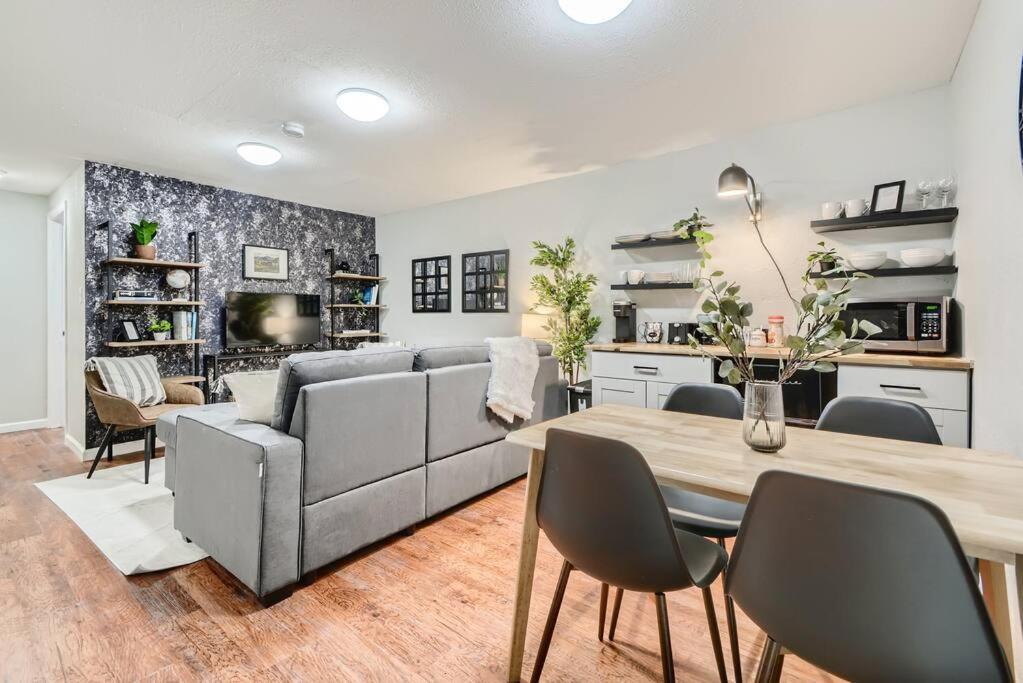 Adorable 2-Bedroom Modern Basement DEN Exteriér fotografie