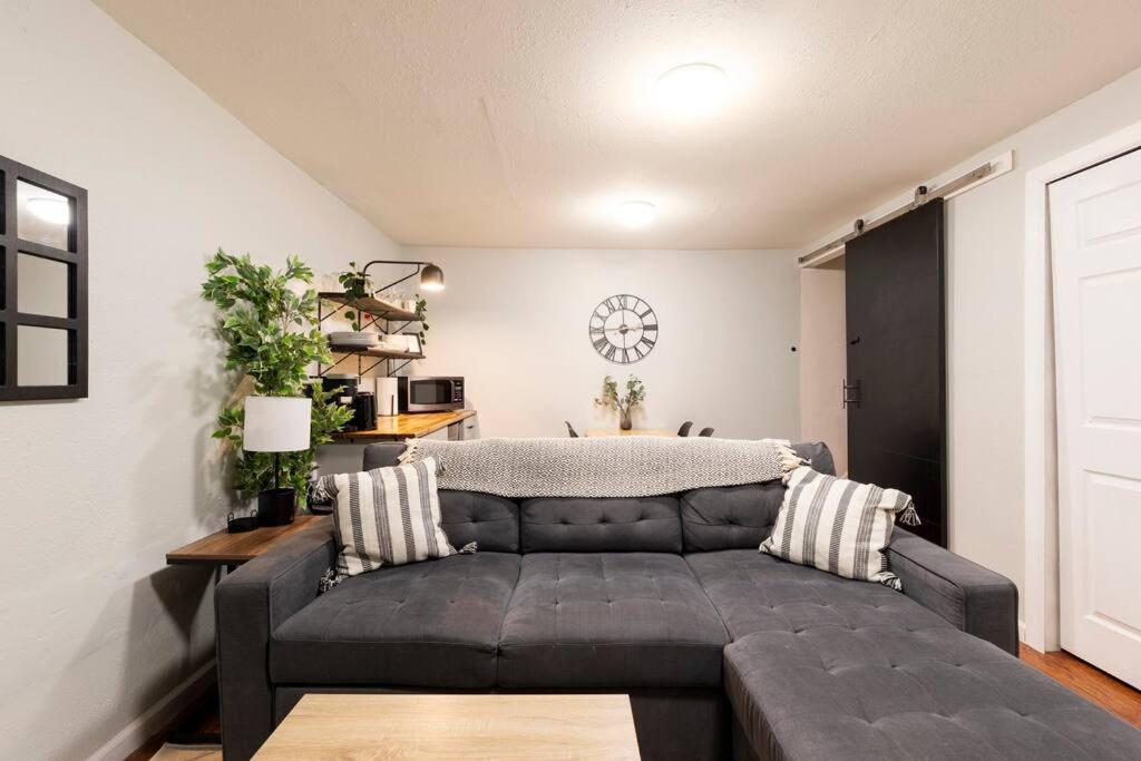 Adorable 2-Bedroom Modern Basement DEN Exteriér fotografie