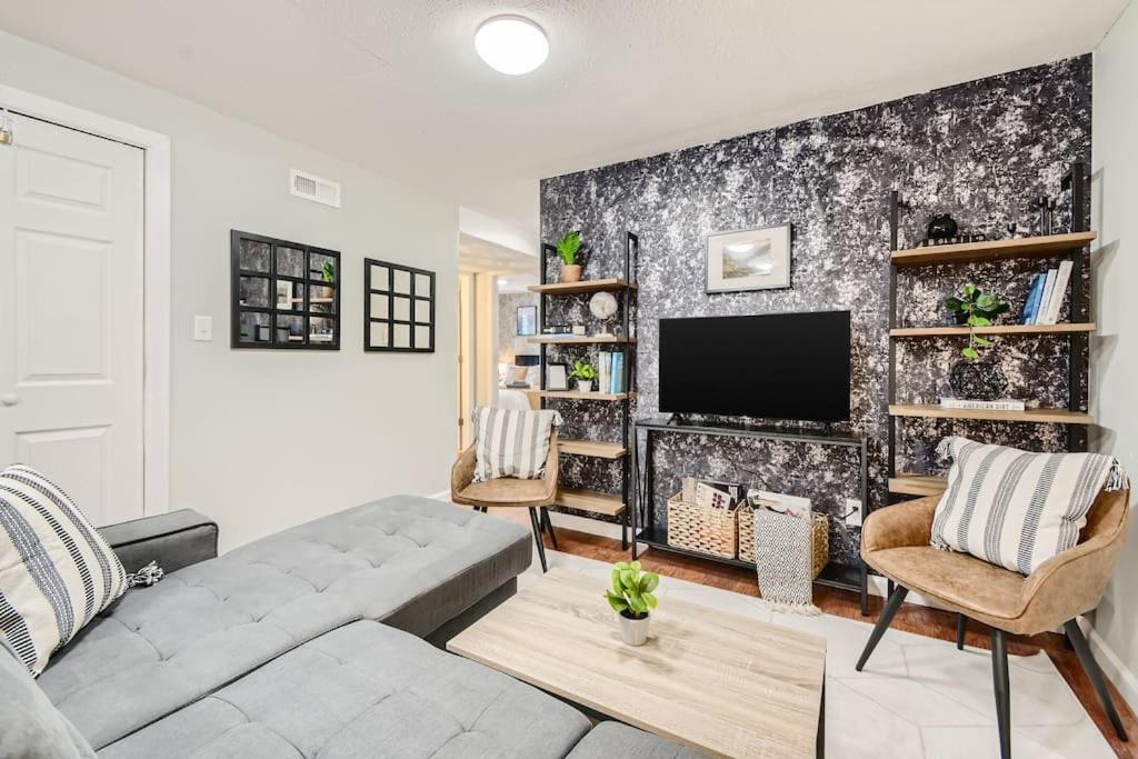 Adorable 2-Bedroom Modern Basement DEN Exteriér fotografie