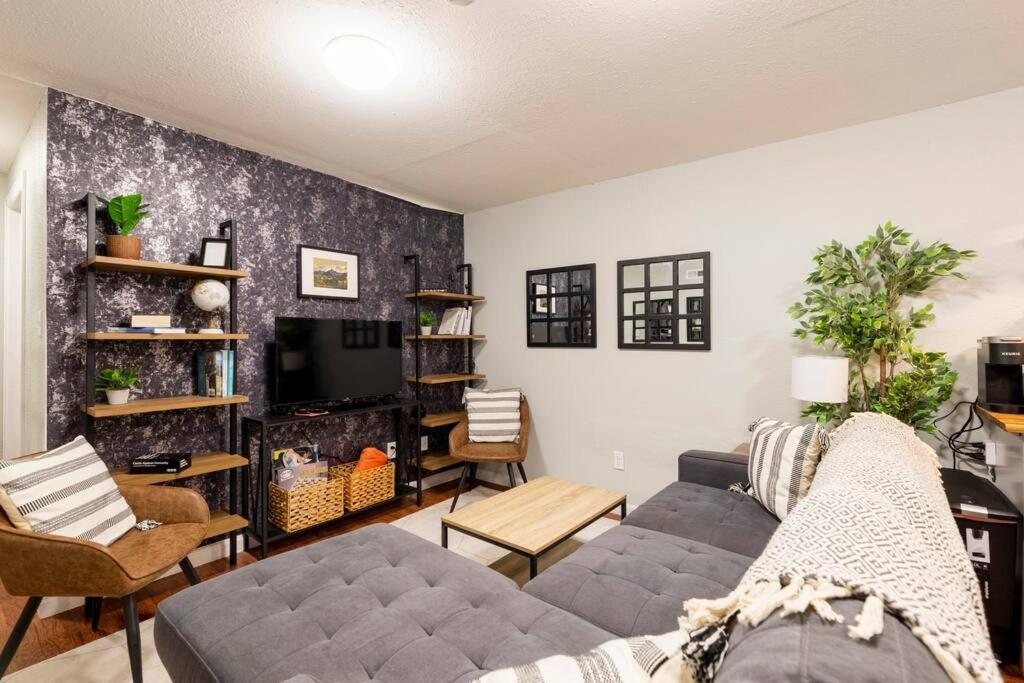 Adorable 2-Bedroom Modern Basement DEN Exteriér fotografie