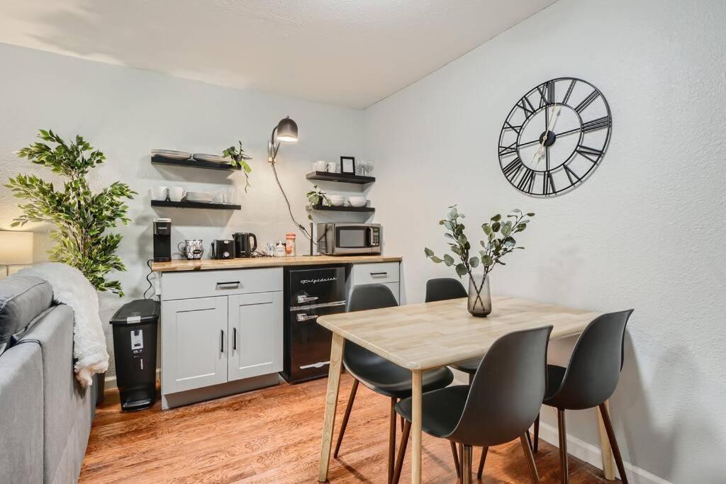 Adorable 2-Bedroom Modern Basement DEN Exteriér fotografie