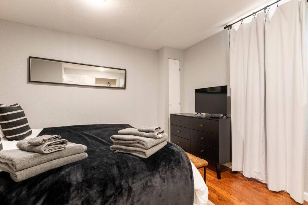 Adorable 2-Bedroom Modern Basement DEN Exteriér fotografie
