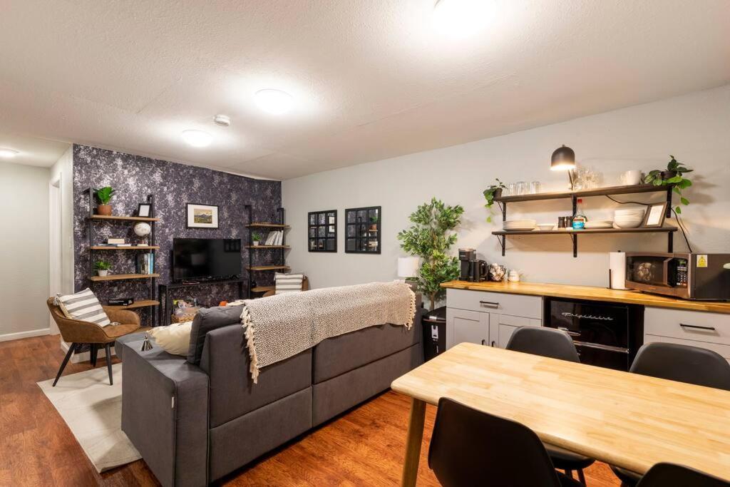 Adorable 2-Bedroom Modern Basement DEN Exteriér fotografie